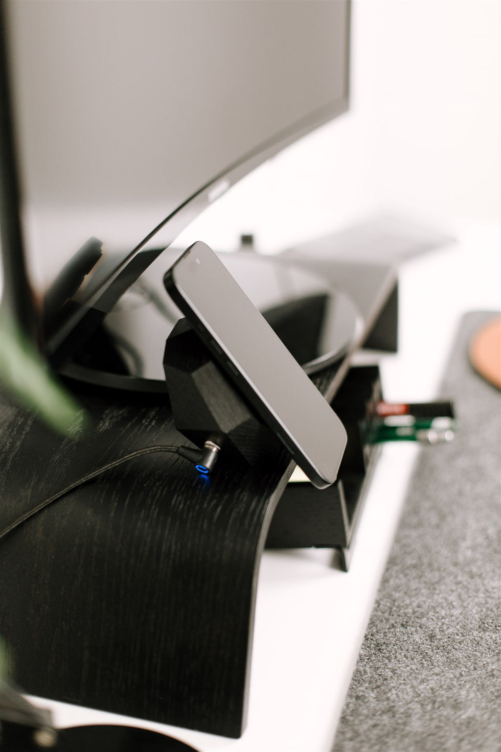 MagSafe charger BLACK OAK