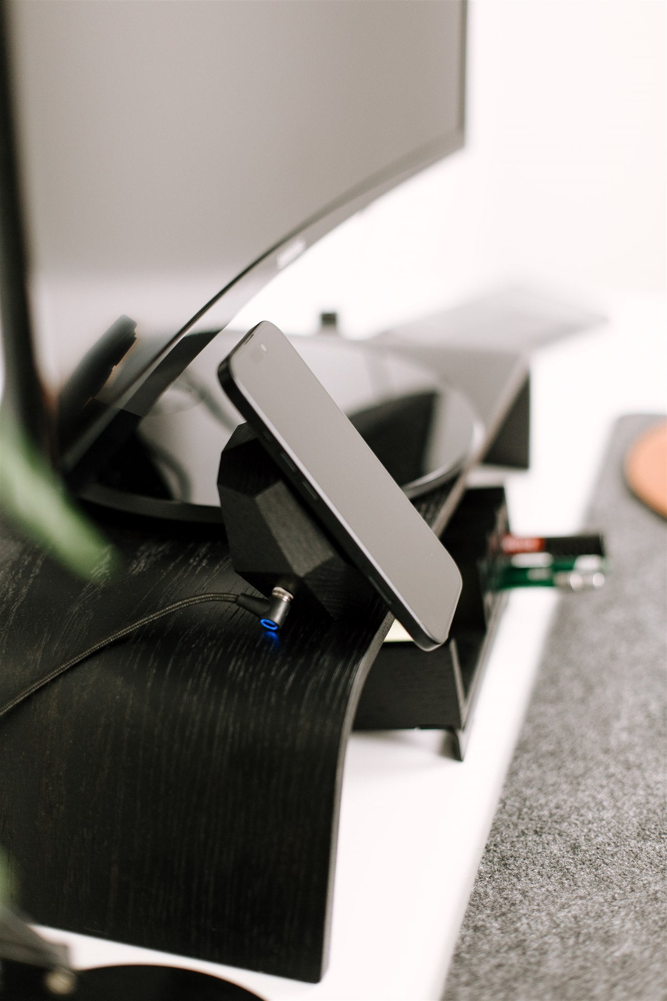 MagSafe charger BLACK OAK