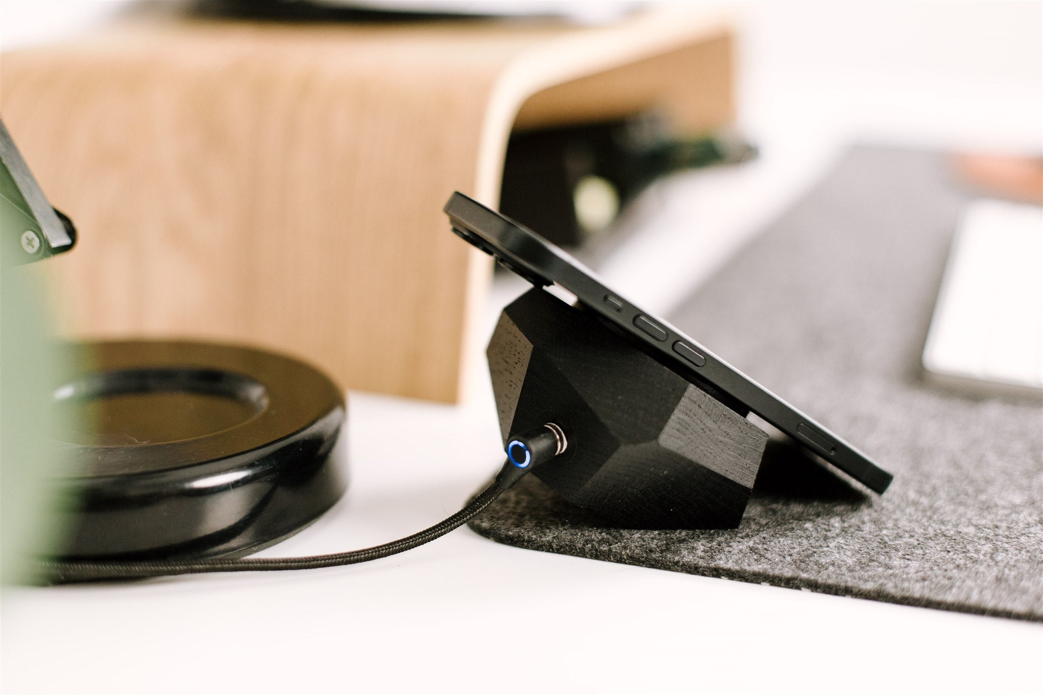 MagSafe charger BLACK OAK