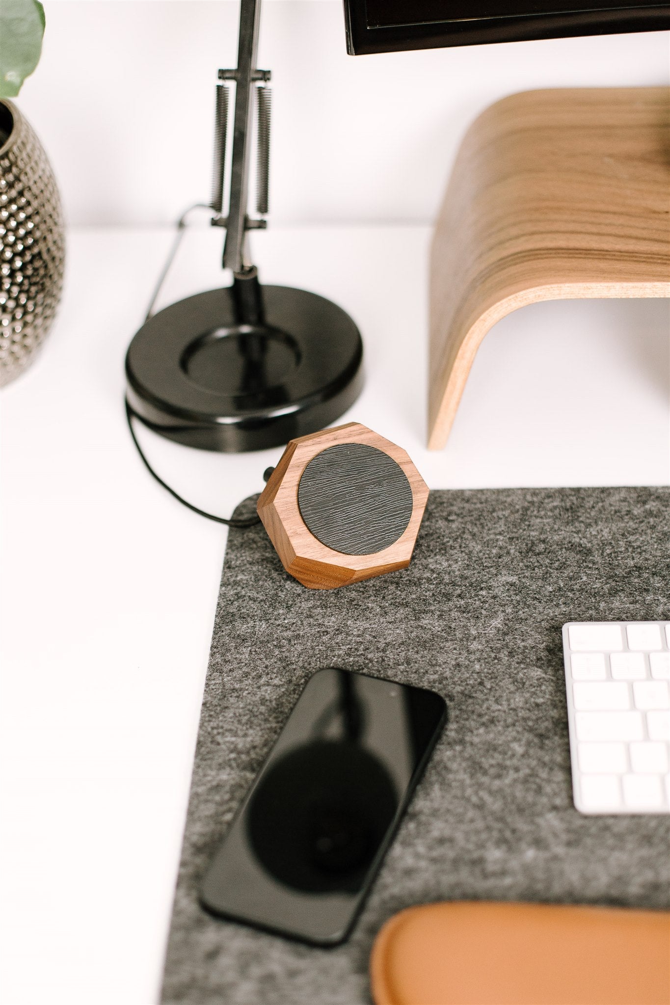 MagSafe charger AMERICAN WALNUT