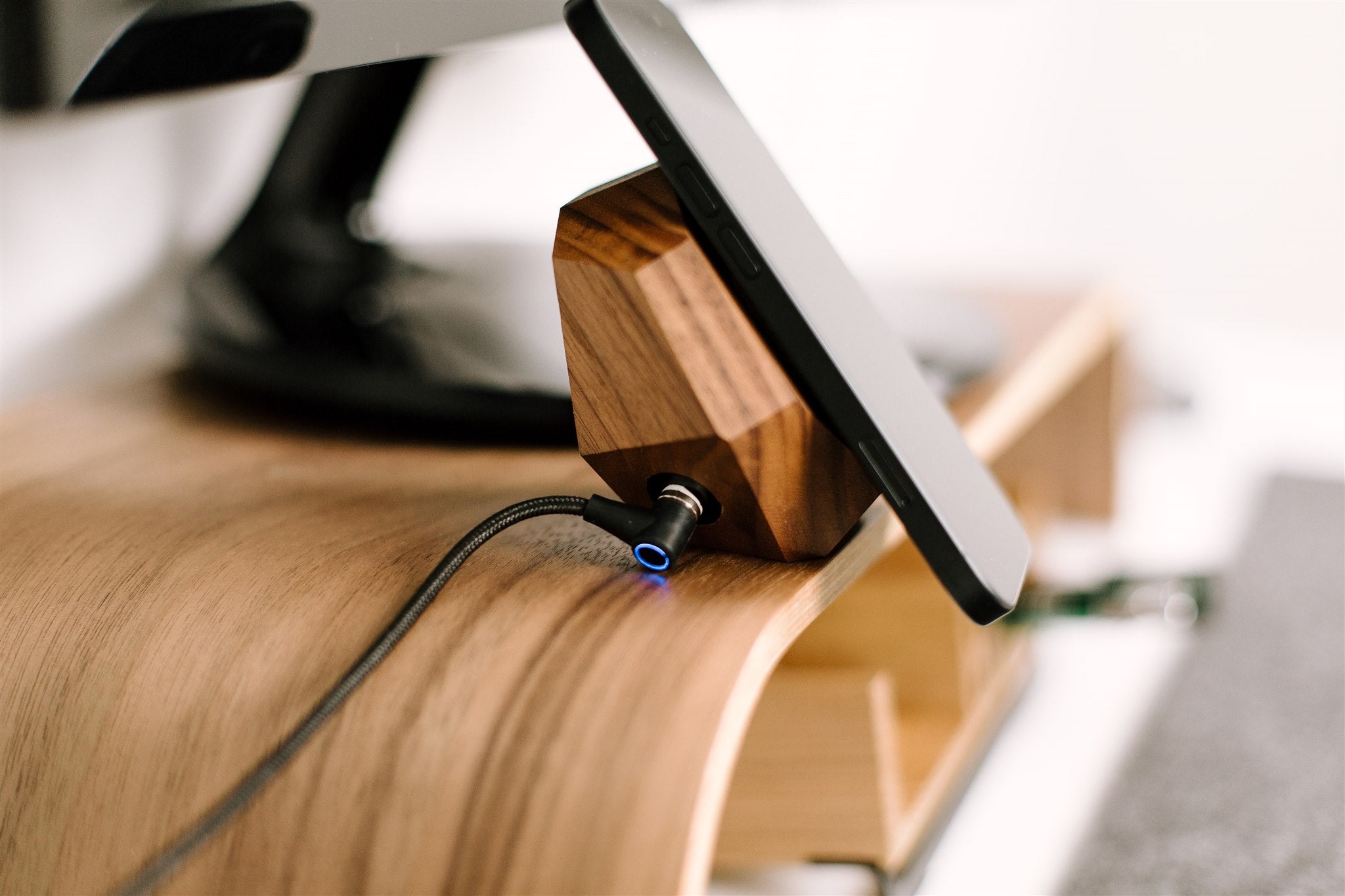MagSafe charger AMERICAN WALNUT