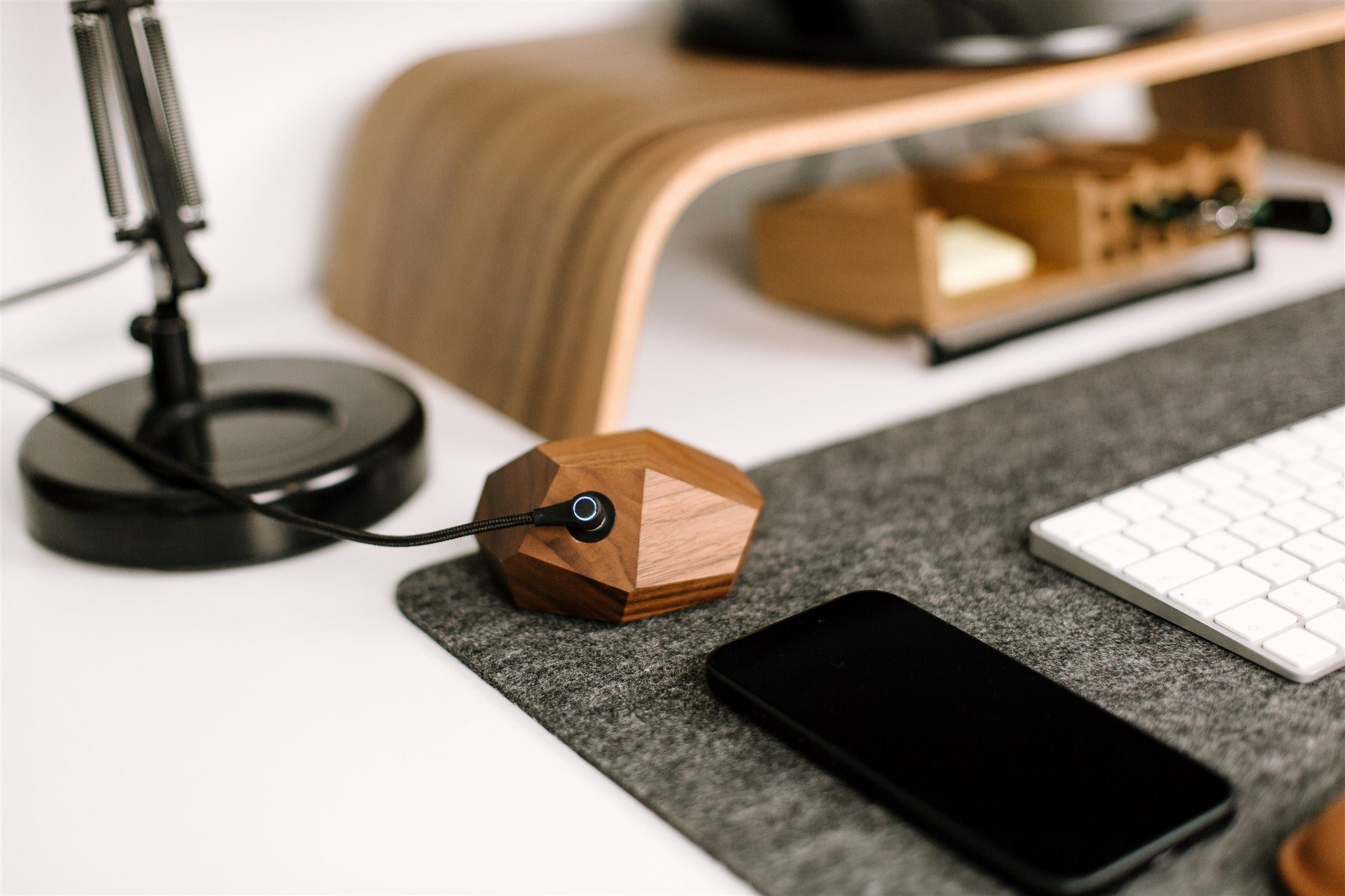 MagSafe charger AMERICAN WALNUT