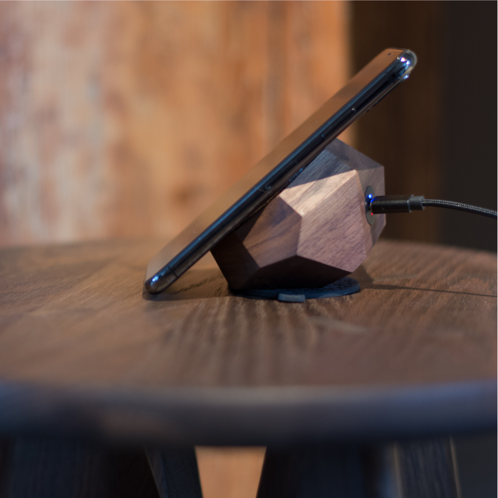 QI Wireless Charger AMERICAN WALNUT